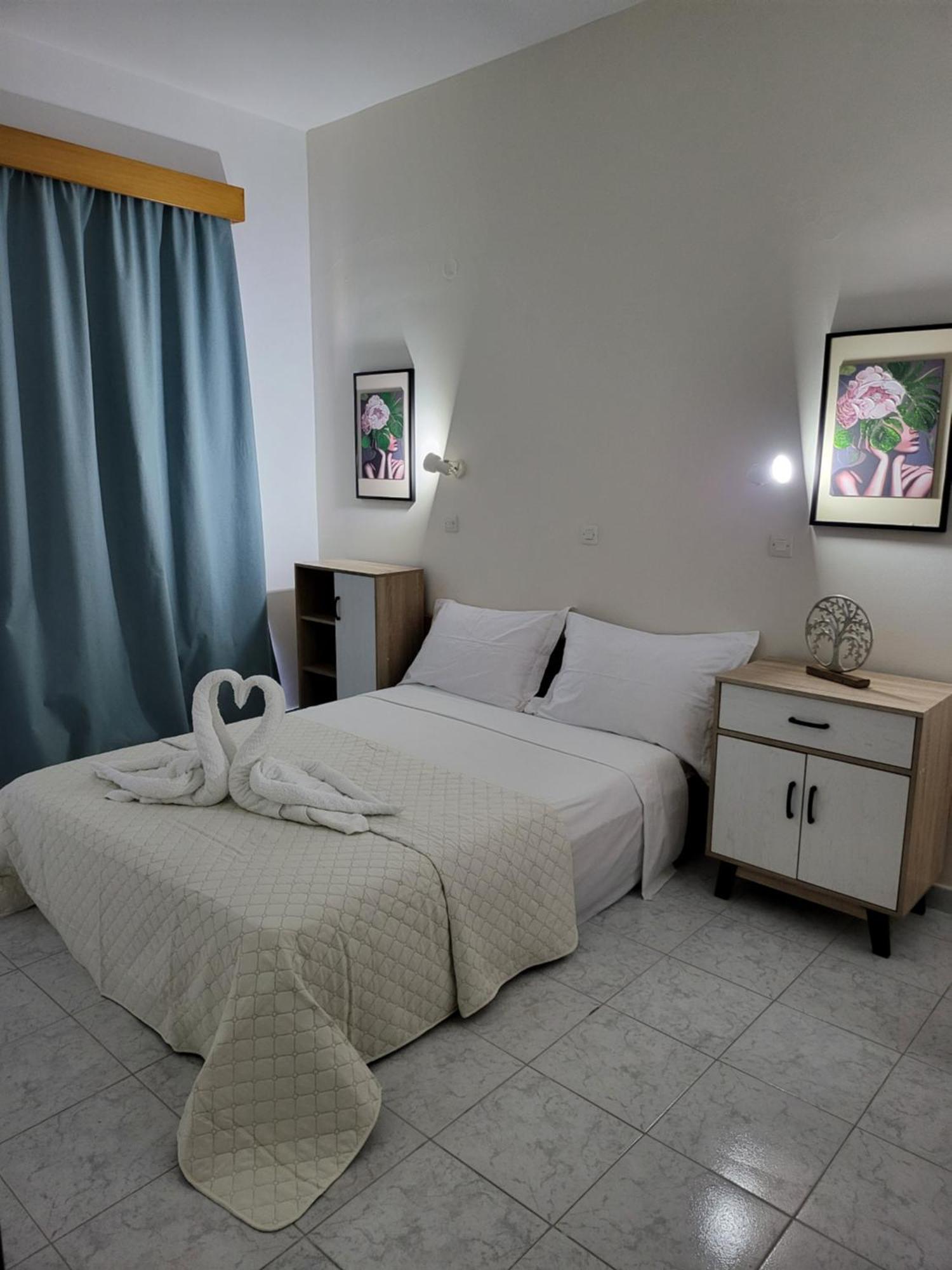 Pyrgos Aparthotel 2*