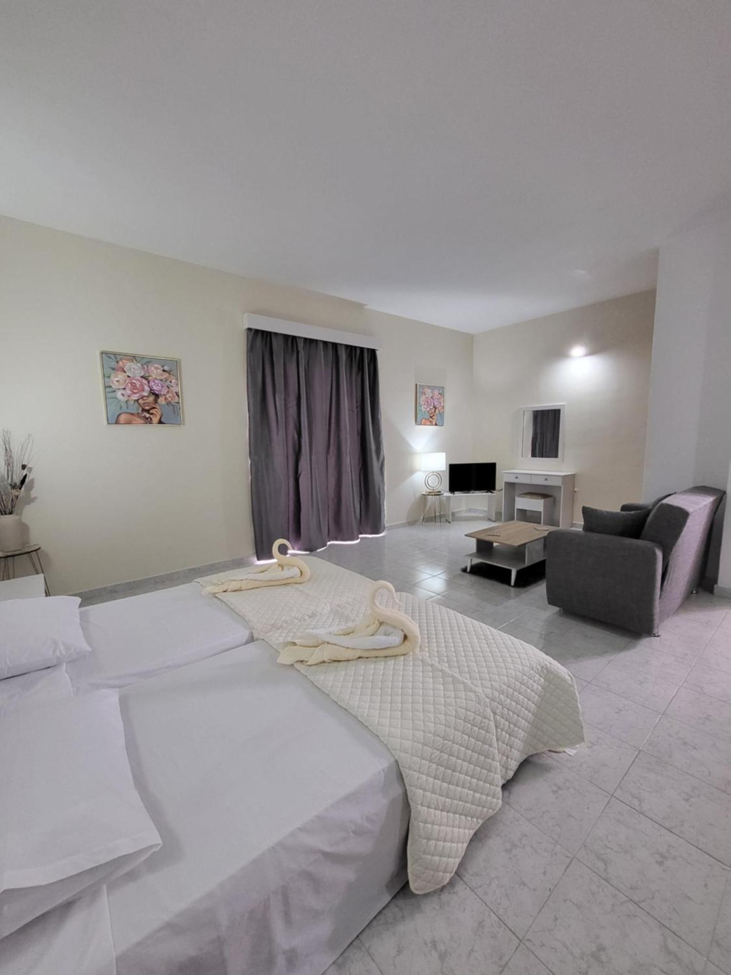 Pyrgos Aparthotel